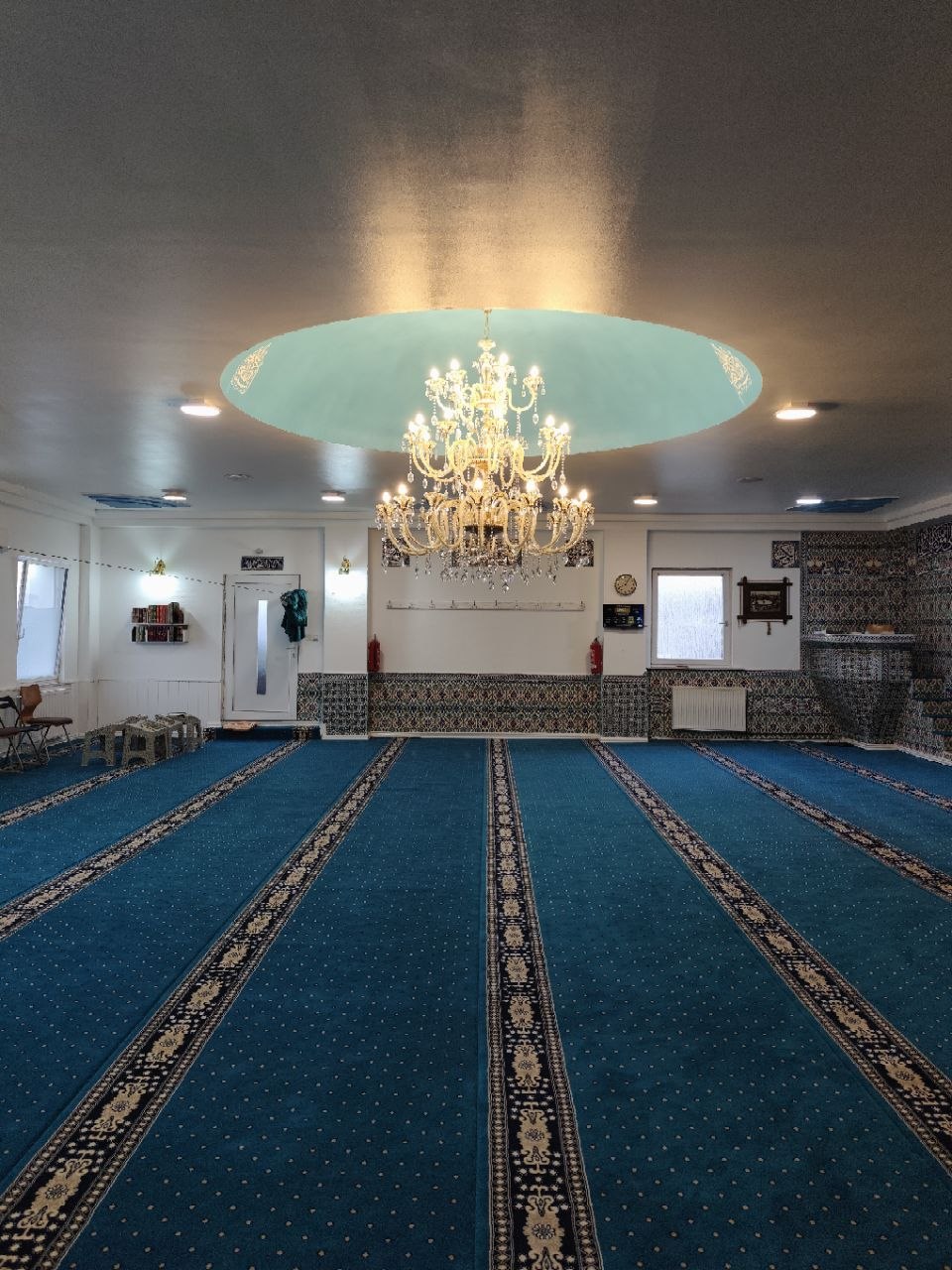 Gebetsraum der Al-Madinah Moschee mit Kronleuchter und Kuppel